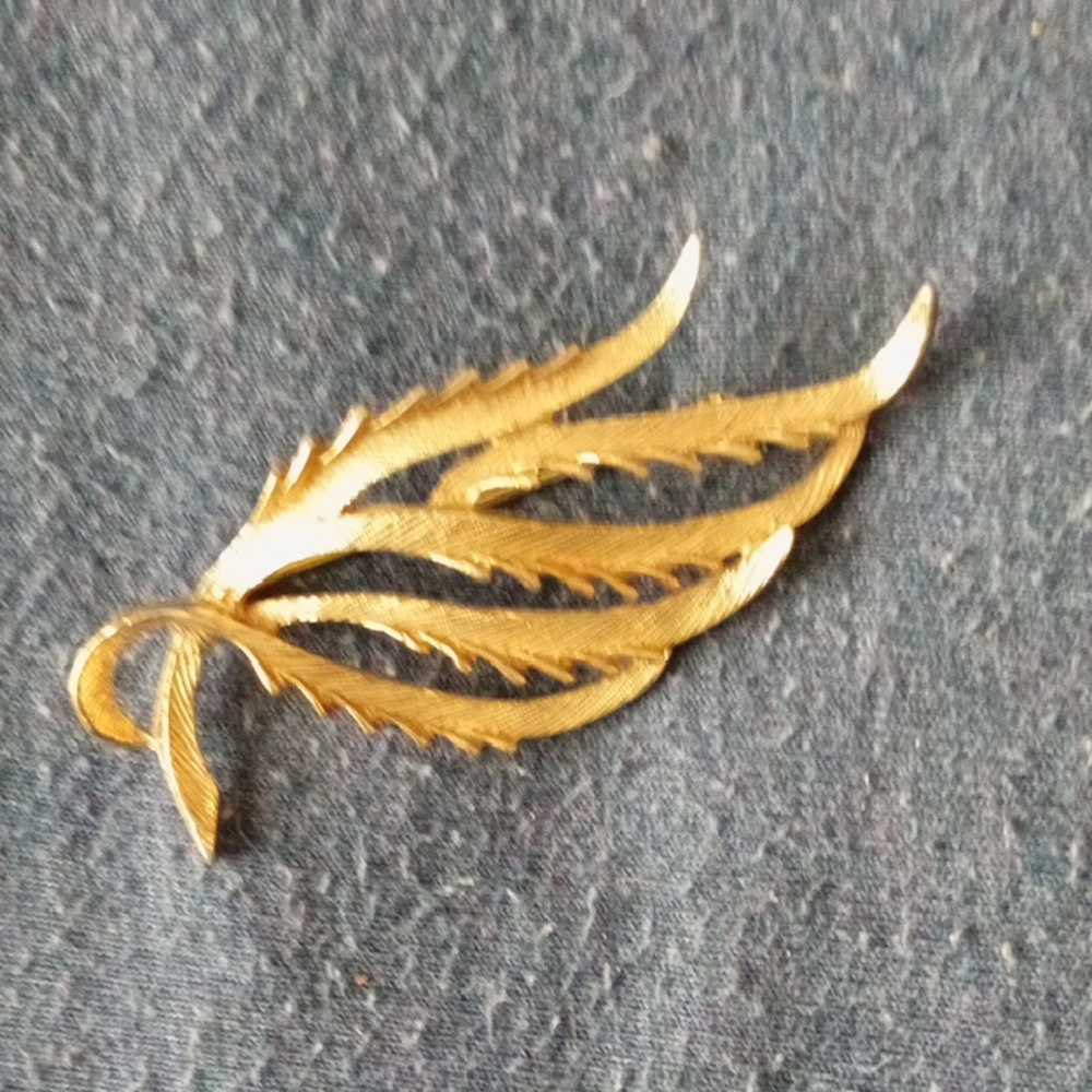 Sarah Coventry Gold Leaf Brooch with Detailed Etching